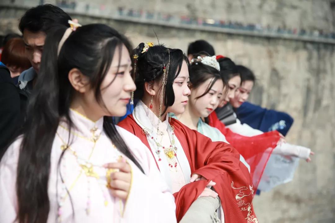 云台山惊艳世界！让外国友人爱上中国汉服！