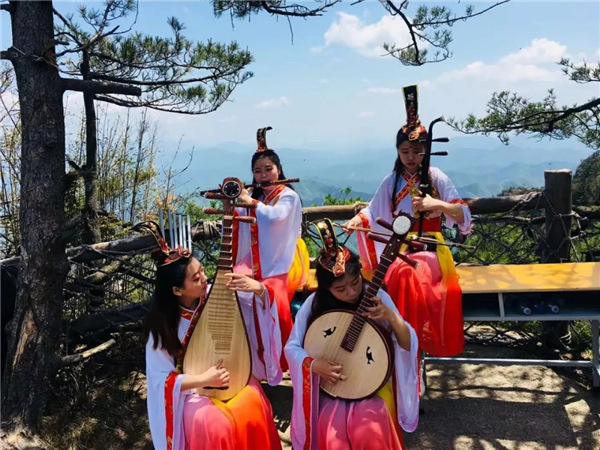 牡丹文化节期间，持洛阳市内10家景区门票到洛阳白云山，可享受半价门票优惠