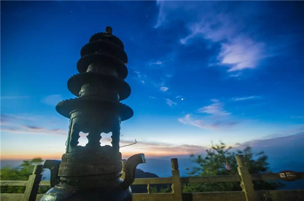 牡丹文化节期间，持洛阳市内10家景区门票到洛阳白云山，可享受半价门票优惠