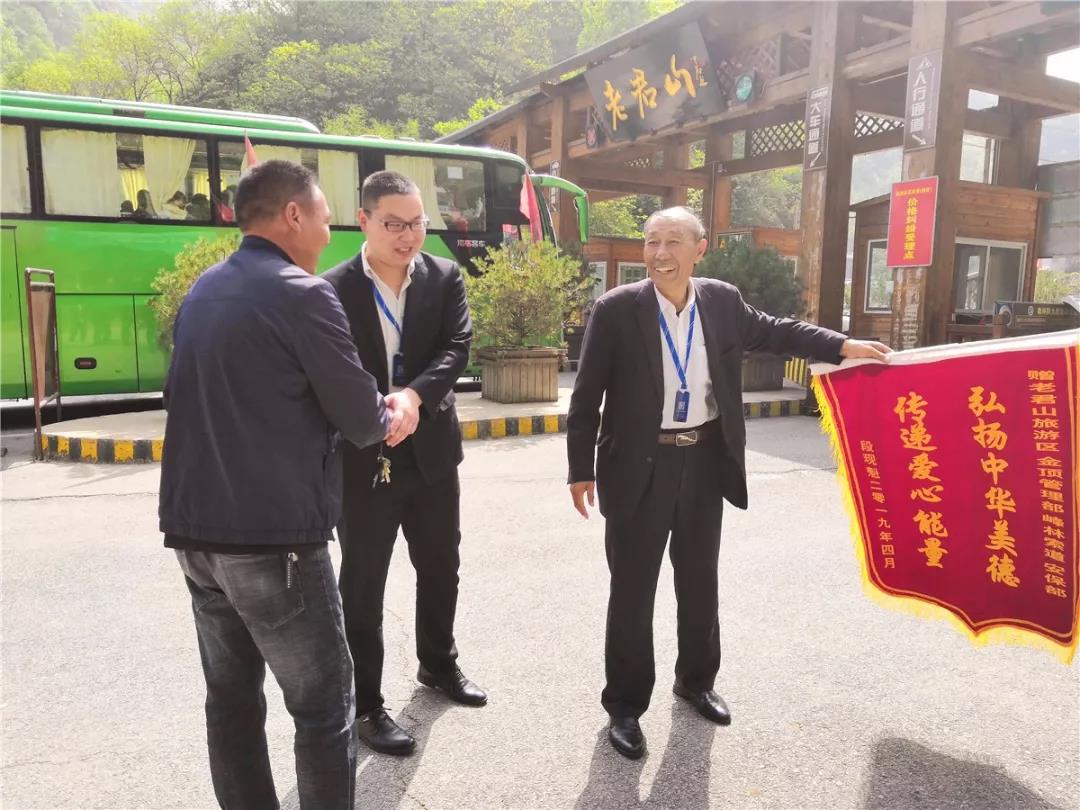 游客夜间突发疾病 景区众人接力救助