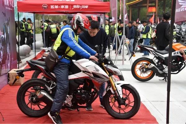 千辆机车集体漂移，天河大峡谷上演雨中大逆转