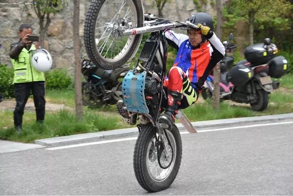 千辆机车集体漂移，天河大峡谷上演雨中大逆转