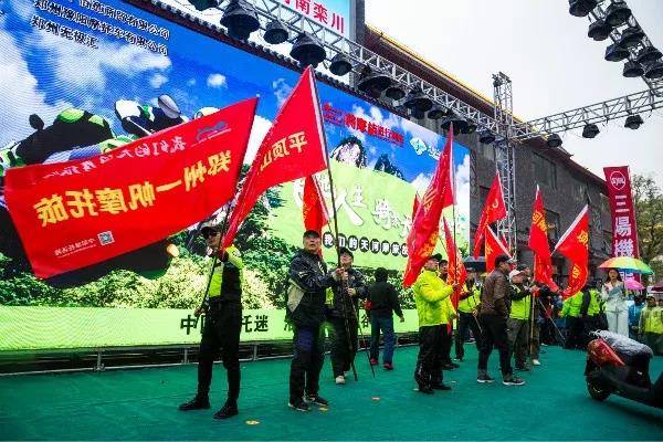 千辆机车集体漂移，天河大峡谷上演雨中大逆转
