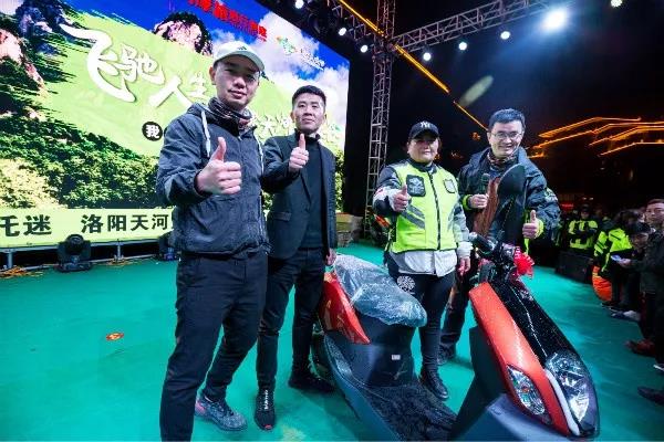 千辆机车集体漂移，天河大峡谷上演雨中大逆转