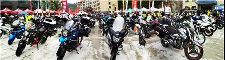 千辆机车集体漂移，天河大峡谷上演雨中大逆转