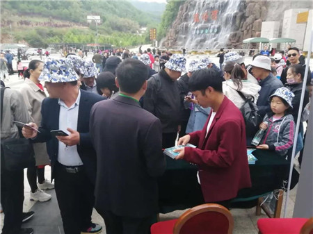 龙峪湾全方位服务 温暖“五一”小长假