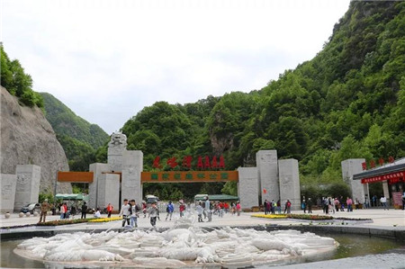 龙峪湾全方位服务 温暖“五一”小长假