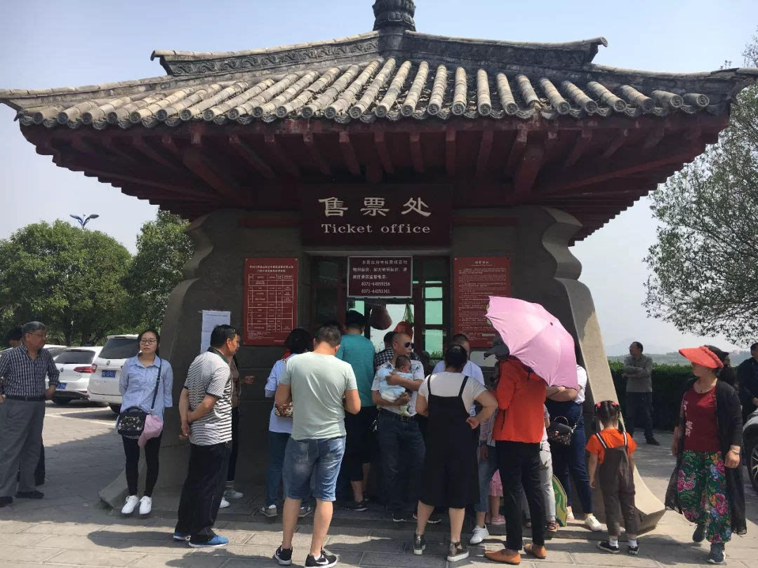 青龙山慈云寺景区＂五一“假期热闹非凡