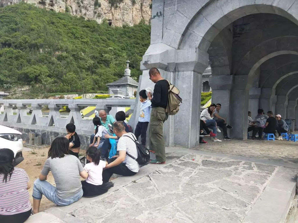 青龙山慈云寺景区＂五一“假期热闹非凡