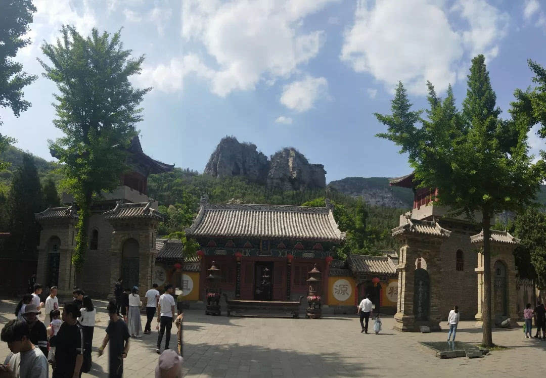 青龙山慈云寺景区＂五一“假期热闹非凡