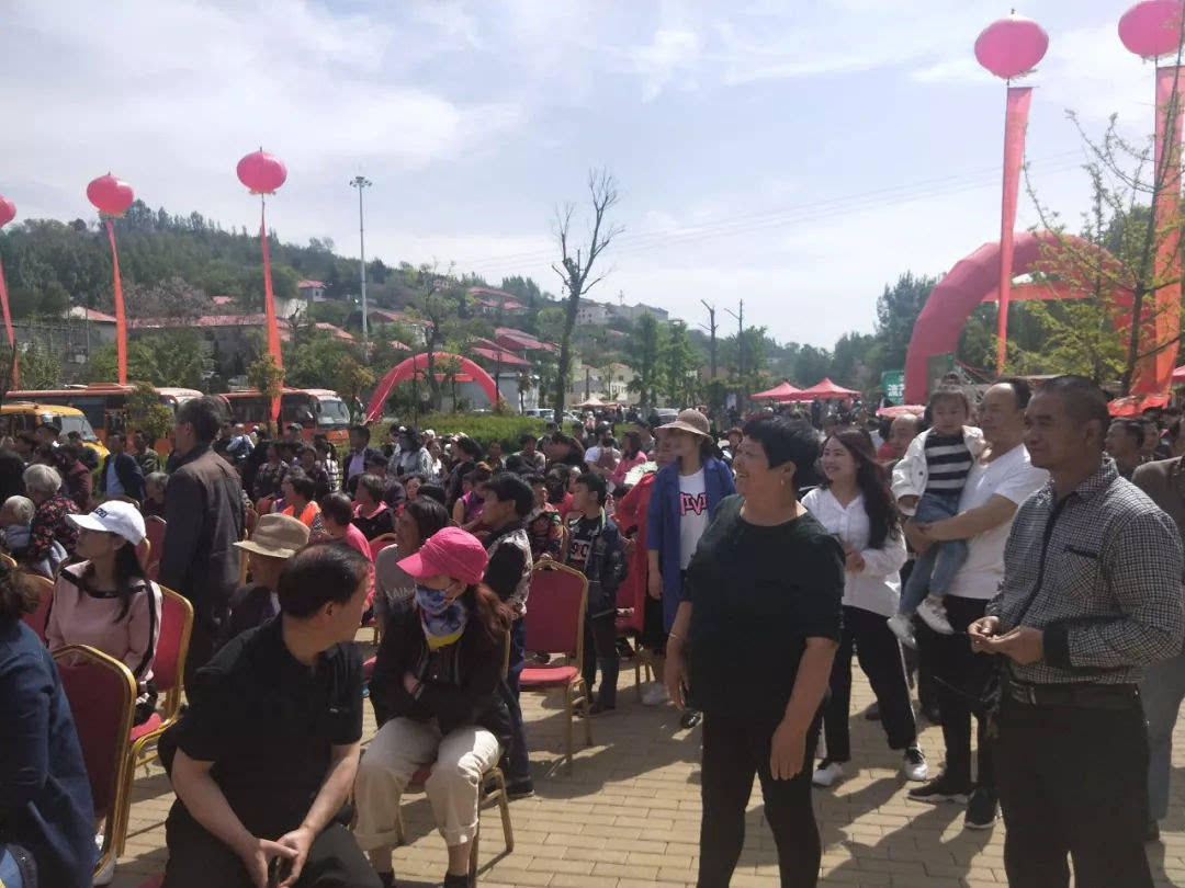青龙山慈云寺景区＂五一“假期热闹非凡