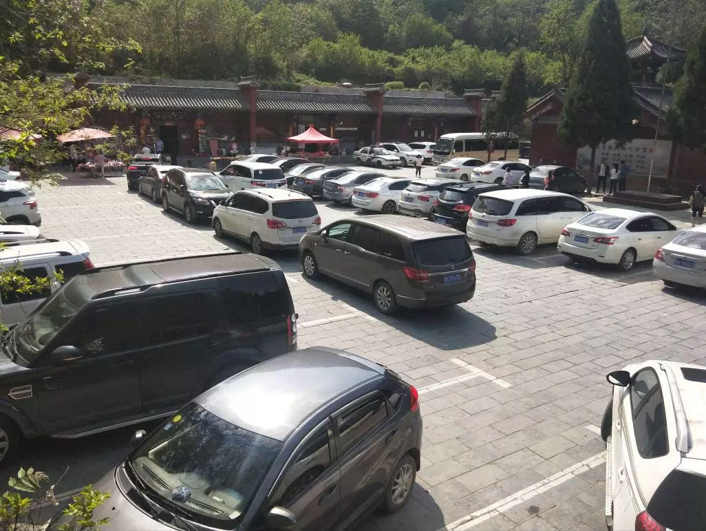 青龙山慈云寺景区＂五一“假期热闹非凡