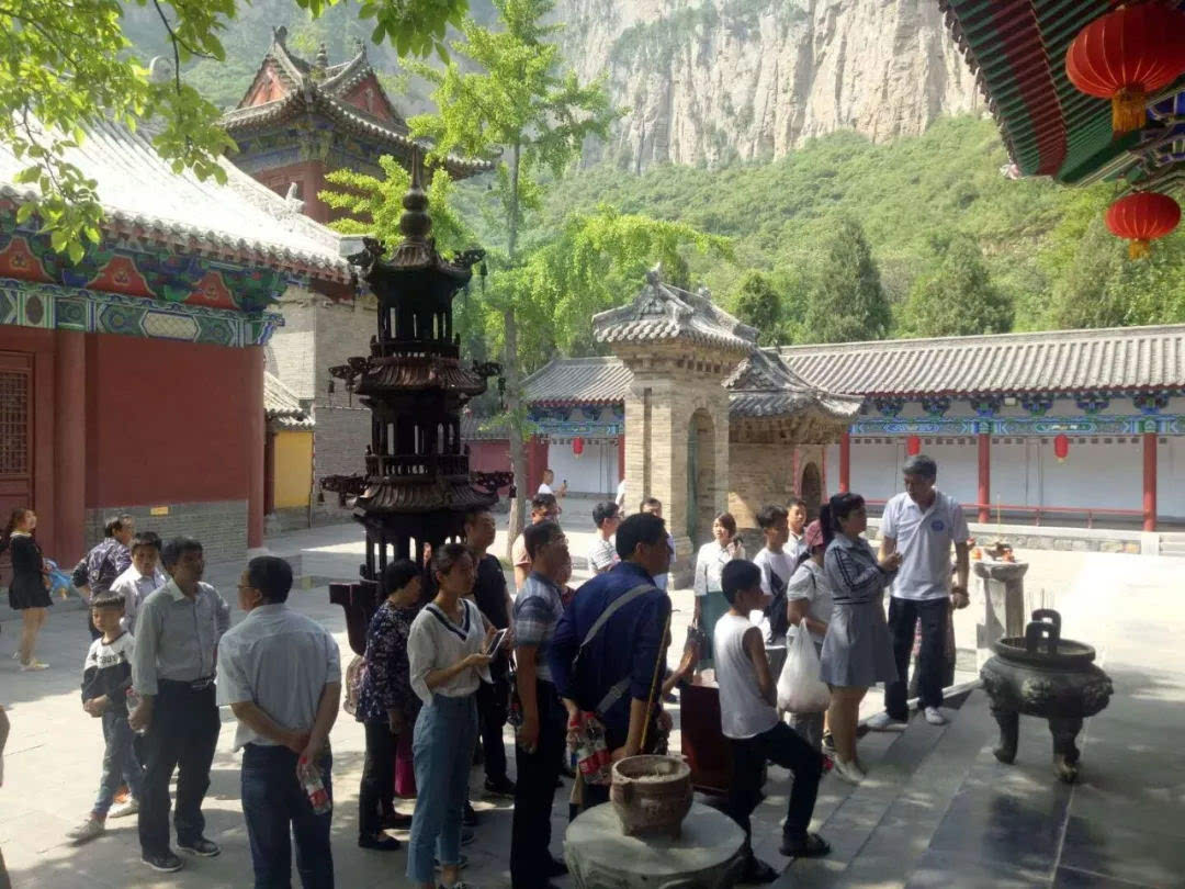 青龙山慈云寺景区＂五一“假期热闹非凡
