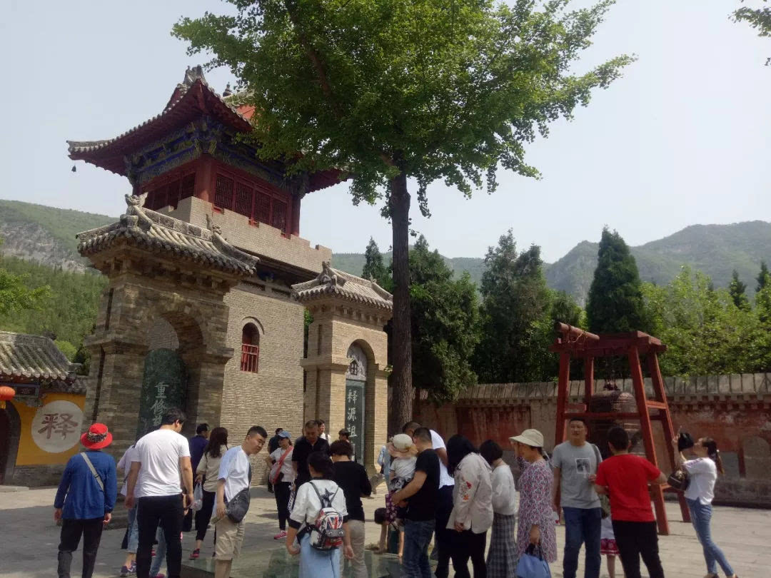 青龙山慈云寺景区＂五一“假期热闹非凡