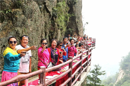 入选旅游行业教科书，老君山到底有多牛？