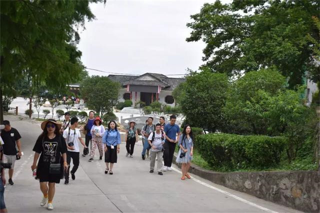 相约23度的夏天 文旅达人、主流官媒争相打卡鸡公山