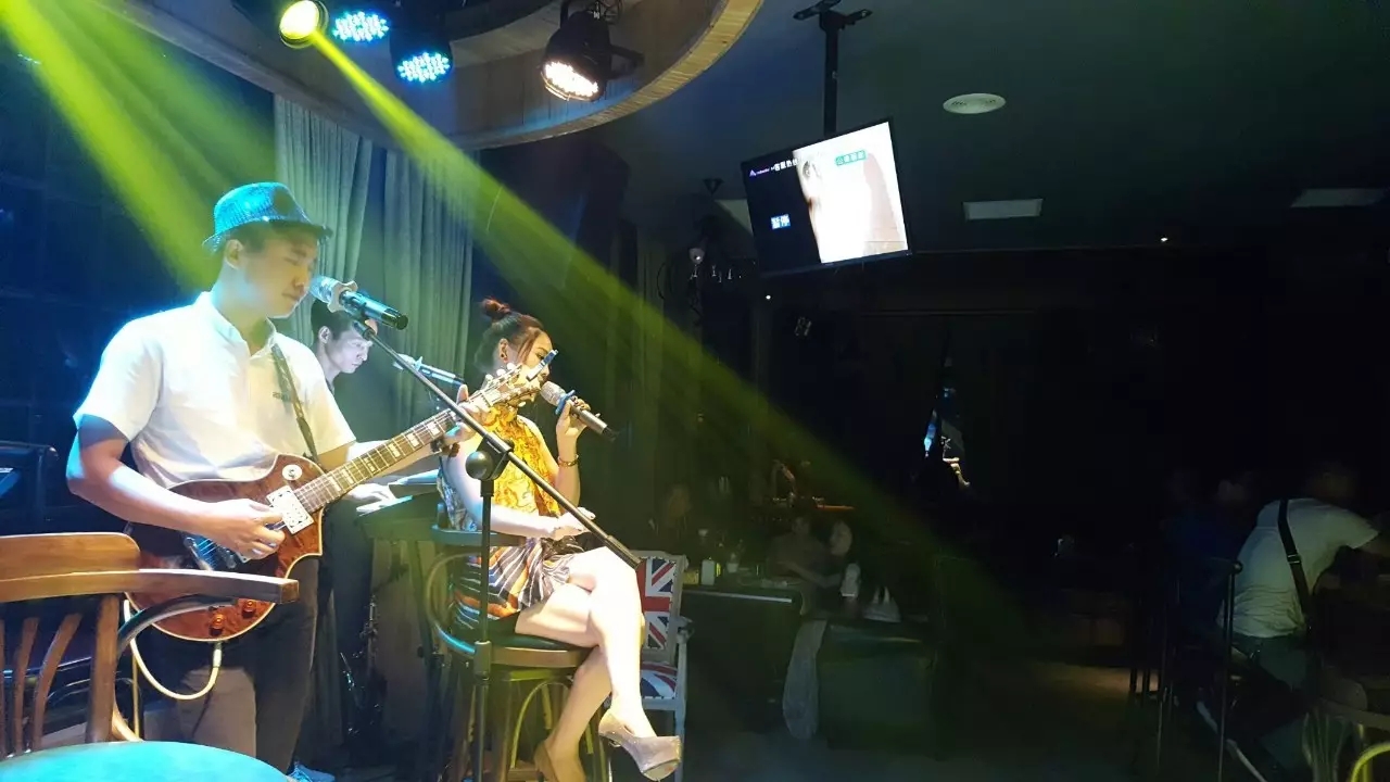 小暑：倏忽温风至，因循小暑来；白云山前过，清风徐徐来