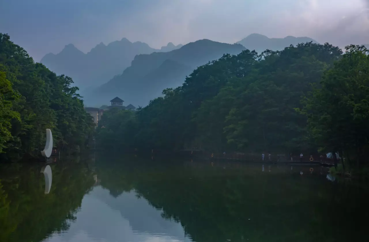 暑热已围城 山中自清凉