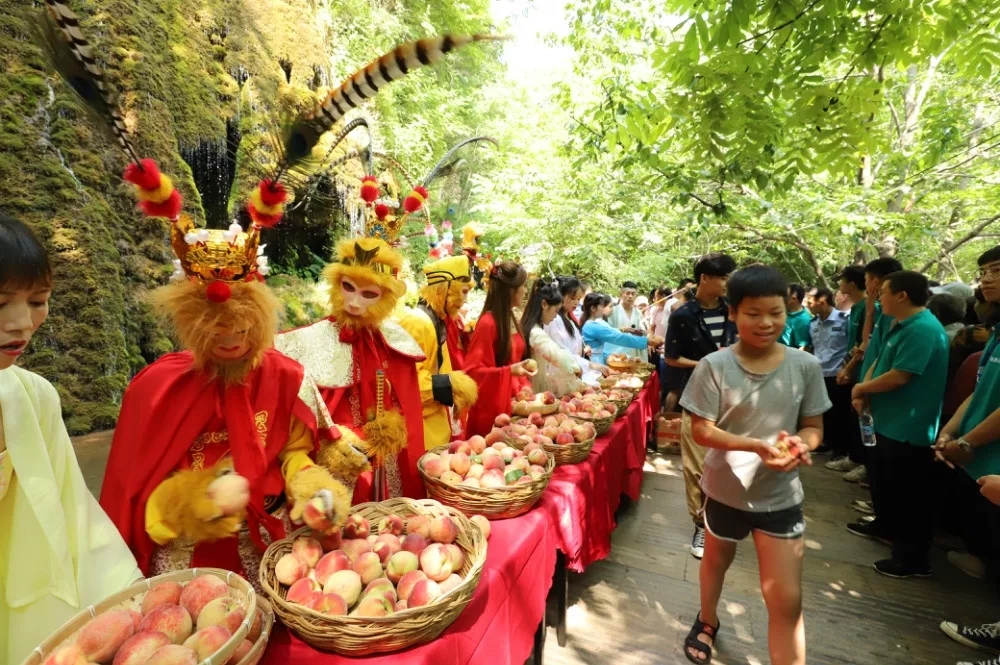 河南重渡沟：美猴王携众仙赠千斤蟠桃给顾客