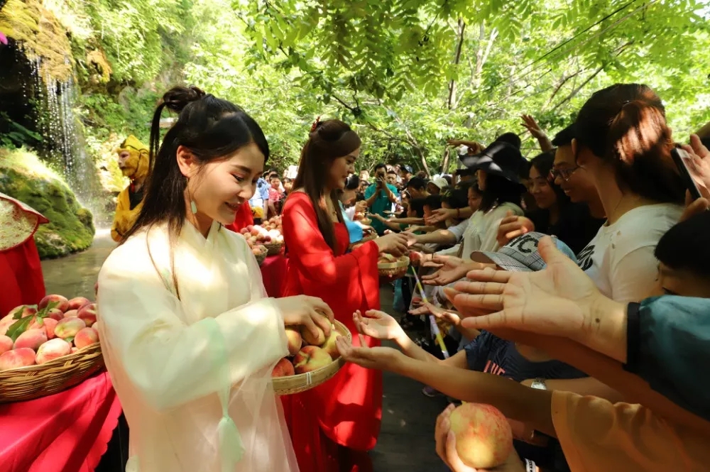 河南重渡沟：美猴王携众仙赠千斤蟠桃给顾客
