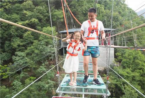 绿色丛林中的高空惊险，老君山高空铁索