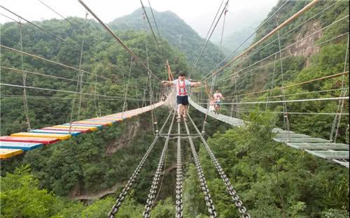 绿色丛林中的高空惊险，老君山高空铁索