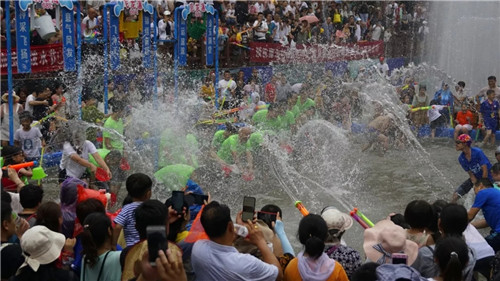  这个夏天这么多达人在宝泉“湿身”