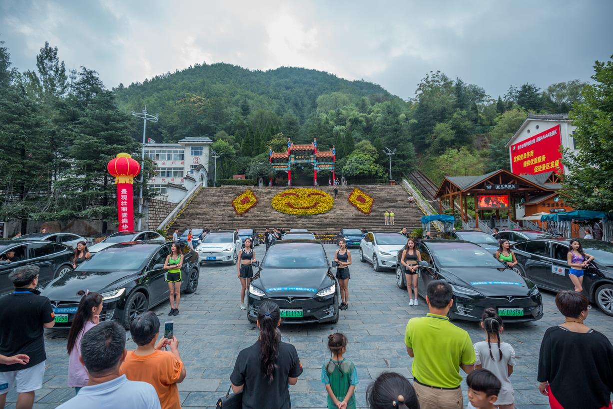 激情夏夜——亿年溶洞与“豪车”相遇 畅享绿色环保！