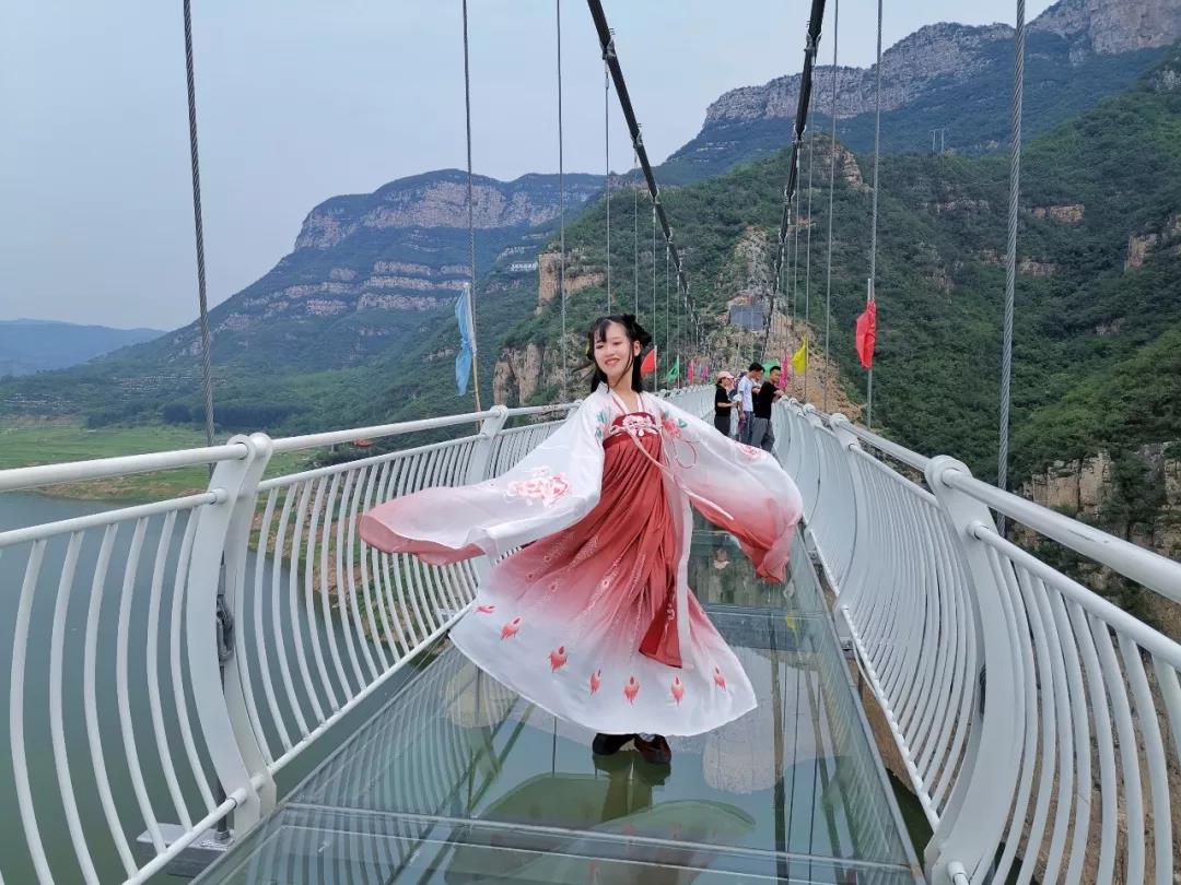 美呆了！小仙女空降黄河三峡玻璃吊桥！