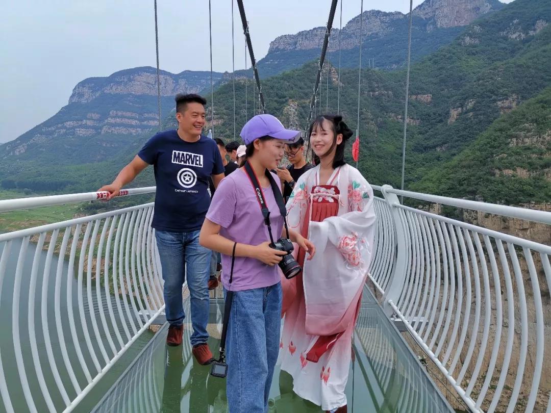 美呆了！小仙女空降黄河三峡玻璃吊桥！
