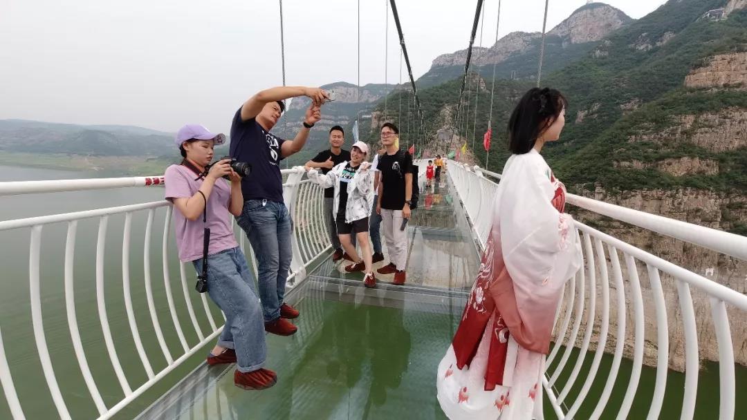 美呆了！小仙女空降黄河三峡玻璃吊桥！