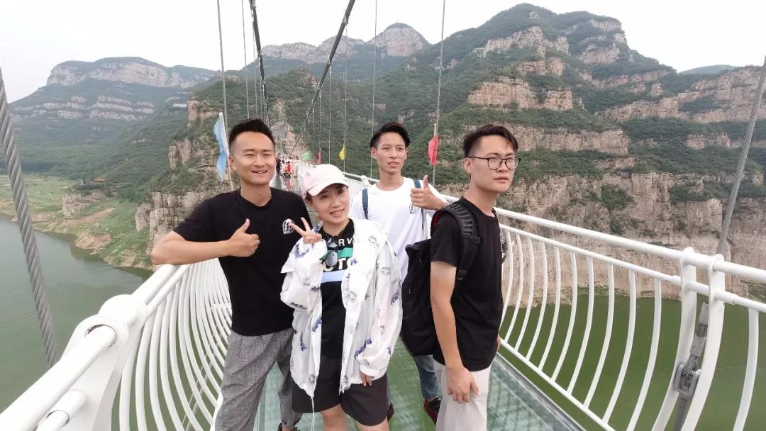 美呆了！小仙女空降黄河三峡玻璃吊桥！