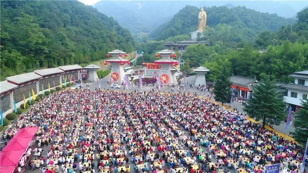 离夏入秋，本周六，老君山万人养生宴喊你贴秋膘啦！