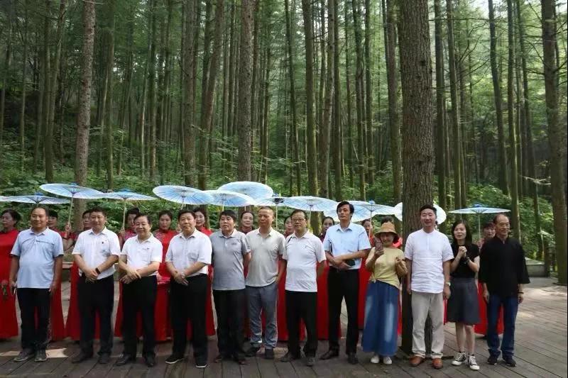 《奔流》文学院作家赴栾川龙峪湾景区举办大型采风活动