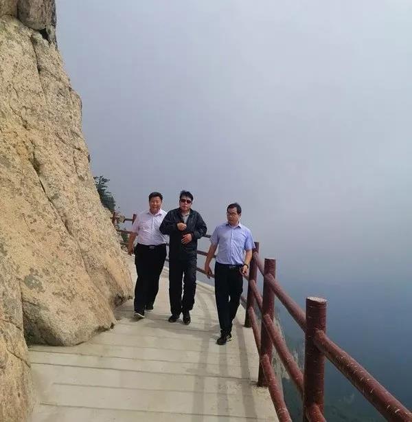 《奔流》文学院作家赴栾川龙峪湾景区举办大型采风活动