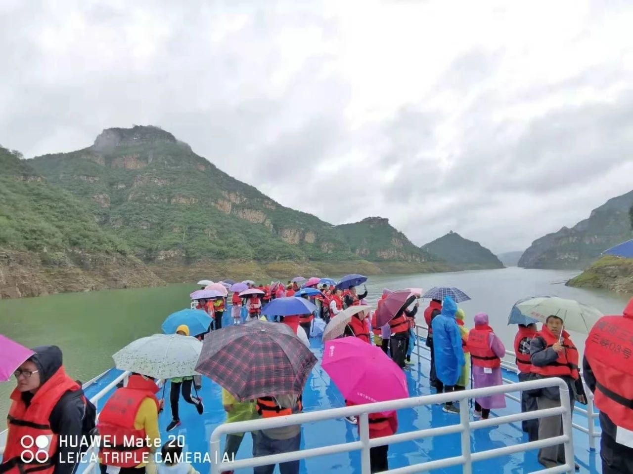 【中秋节黄河三峡景区实况播报】雨中，这么多的游客！！