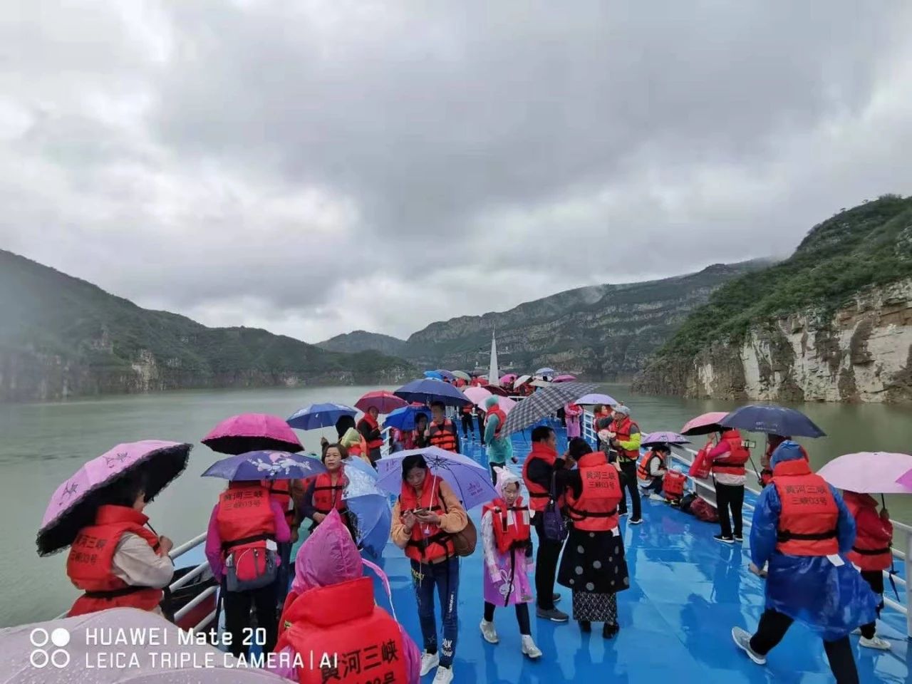 【中秋节黄河三峡景区实况播报】雨中，这么多的游客！！