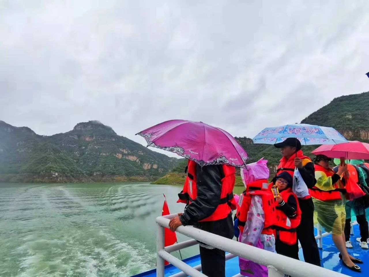 【中秋节黄河三峡景区实况播报】雨中，这么多的游客！！