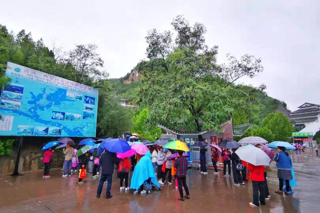 【中秋节黄河三峡景区实况播报】雨中，这么多的游客！！