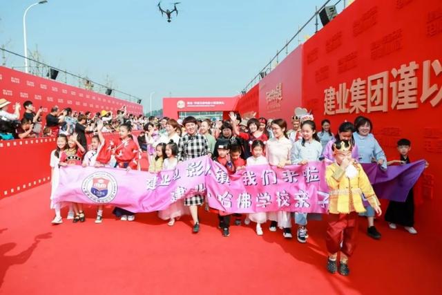 戏精穿越大会亮相 建业·华谊兄弟电影小镇试运营首日