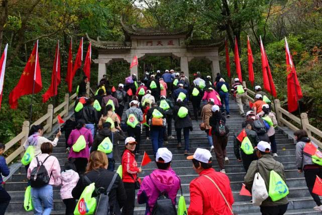 央视一天两场直播洛阳龙峪湾 中原第一峰美 如画！