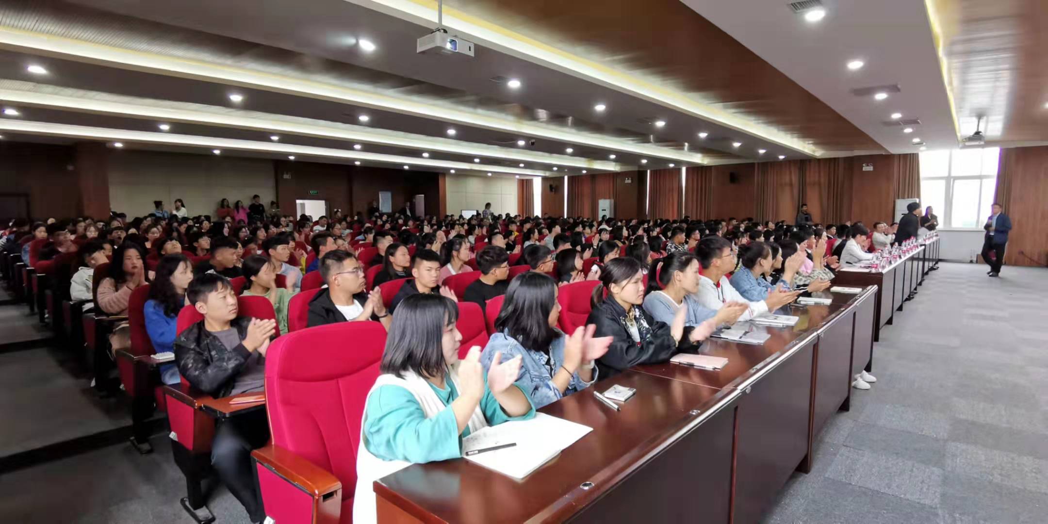 《我和我的旅游》郑州旅院2019级新生“旅游第一课”成功举办