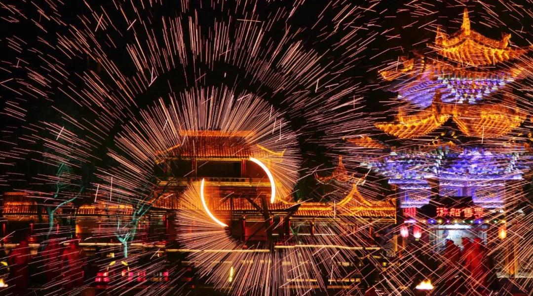 太震撼了丨一定要来台儿庄古城看非遗绝技，1500℃“火龙钢花”！