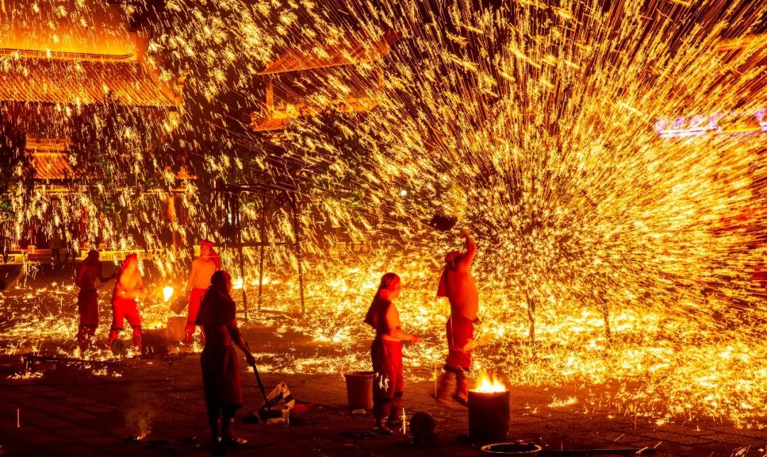 太震撼了丨一定要来台儿庄古城看非遗绝技，1500℃“火龙钢花”！