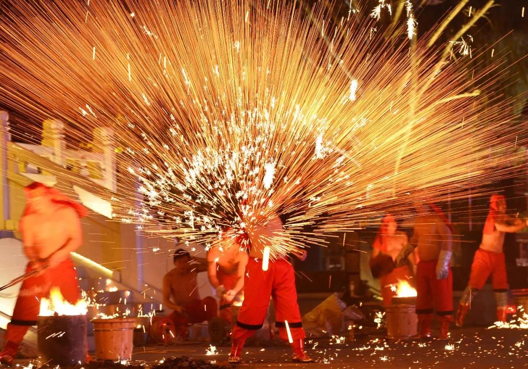 太震撼了丨一定要来台儿庄古城看非遗绝技，1500℃“火龙钢花”！
