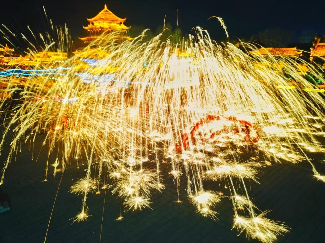 太震撼了丨一定要来台儿庄古城看非遗绝技，1500℃“火龙钢花”！