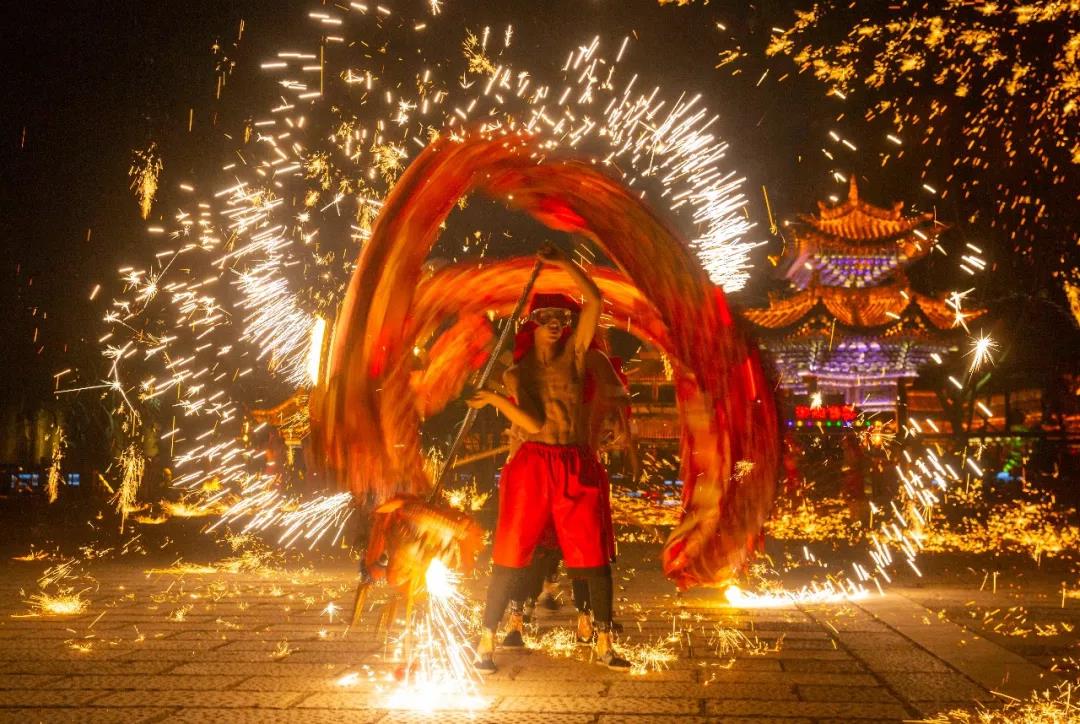 太震撼了丨一定要来台儿庄古城看非遗绝技，1500℃“火龙钢花”！