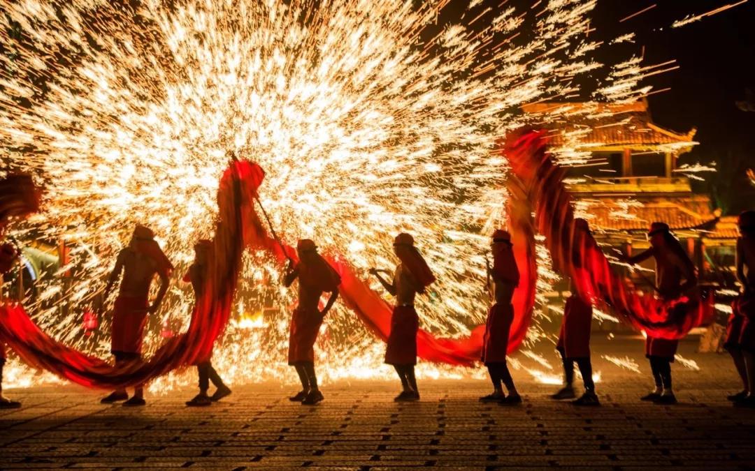 太震撼了丨一定要来台儿庄古城看非遗绝技，1500℃“火龙钢花”！