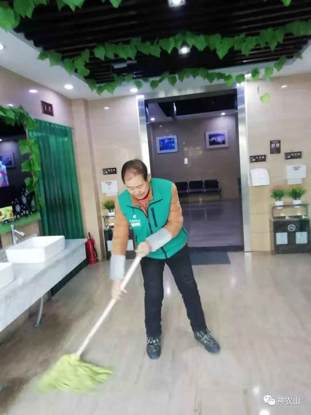 神农山十二月“微笑服务之星”评比,你上榜了吗? 神农山十二月“微笑服务之星”评比,你上榜了吗?