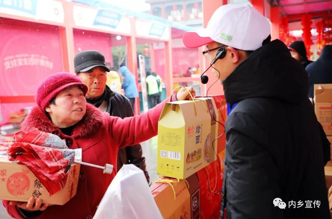 内乡：首届网红年货节火热开幕